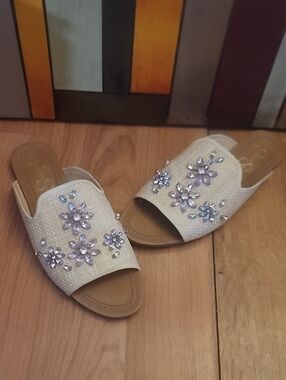 Jessica Simpson  Bedazzled Diamond Flower Design Straw Slip On Sandals